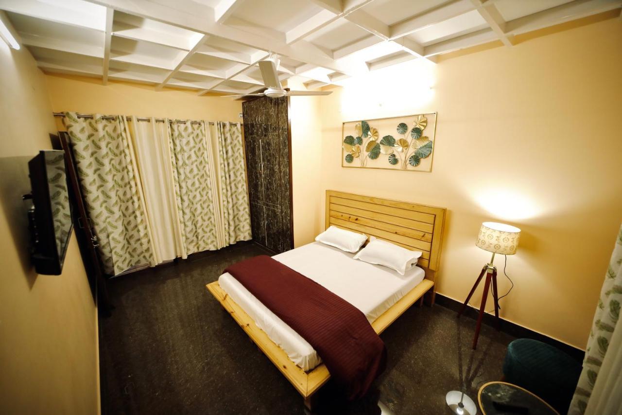 Hotel The Location, A Penthouse Dehradun Exterior foto