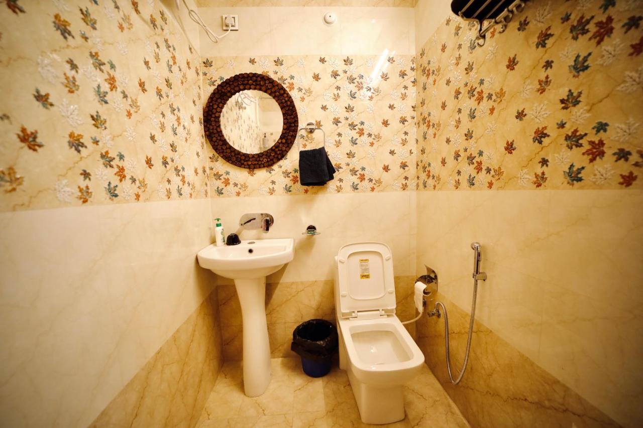 Hotel The Location, A Penthouse Dehradun Exterior foto