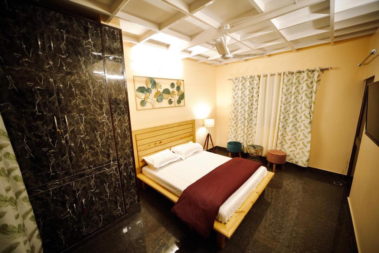 Hotel The Location, A Penthouse Dehradun Exterior foto