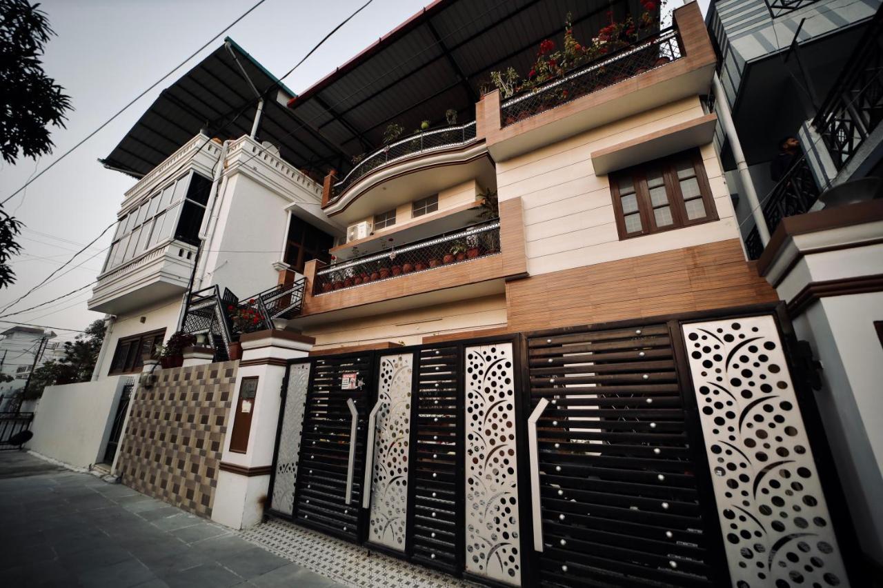 Hotel The Location, A Penthouse Dehradun Exterior foto