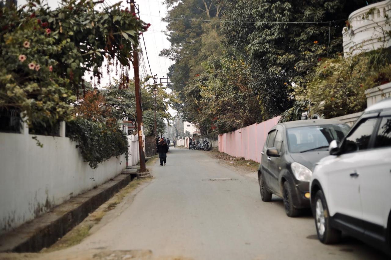 Hotel The Location, A Penthouse Dehradun Exterior foto