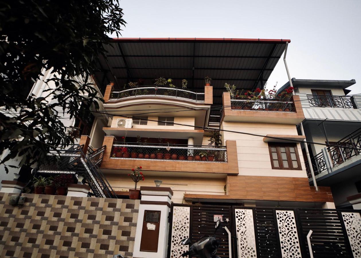 Hotel The Location, A Penthouse Dehradun Exterior foto